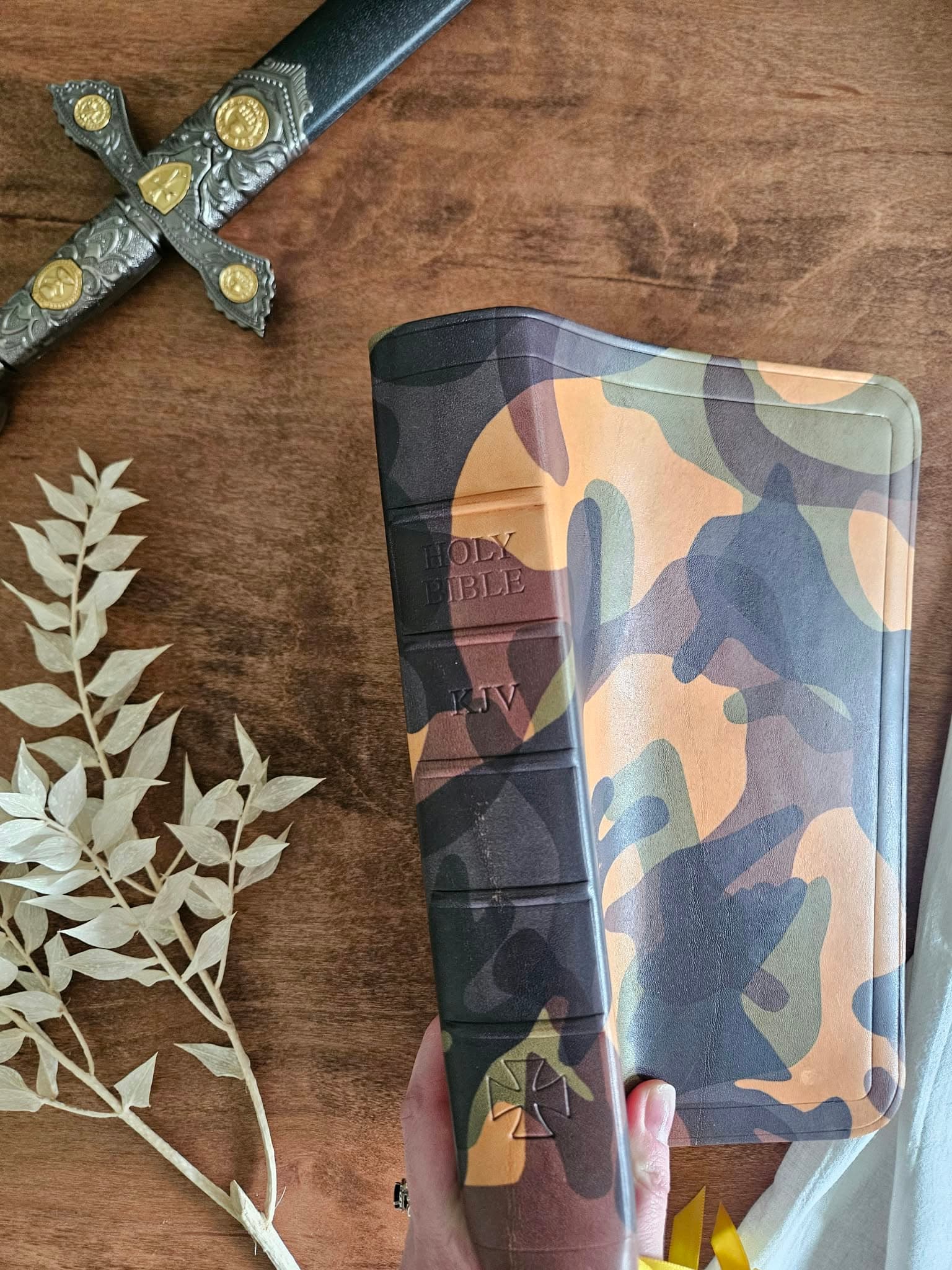 KJV, Personal Size Reference Bible Rebind, Sovereign Collection - Camouflage view 8