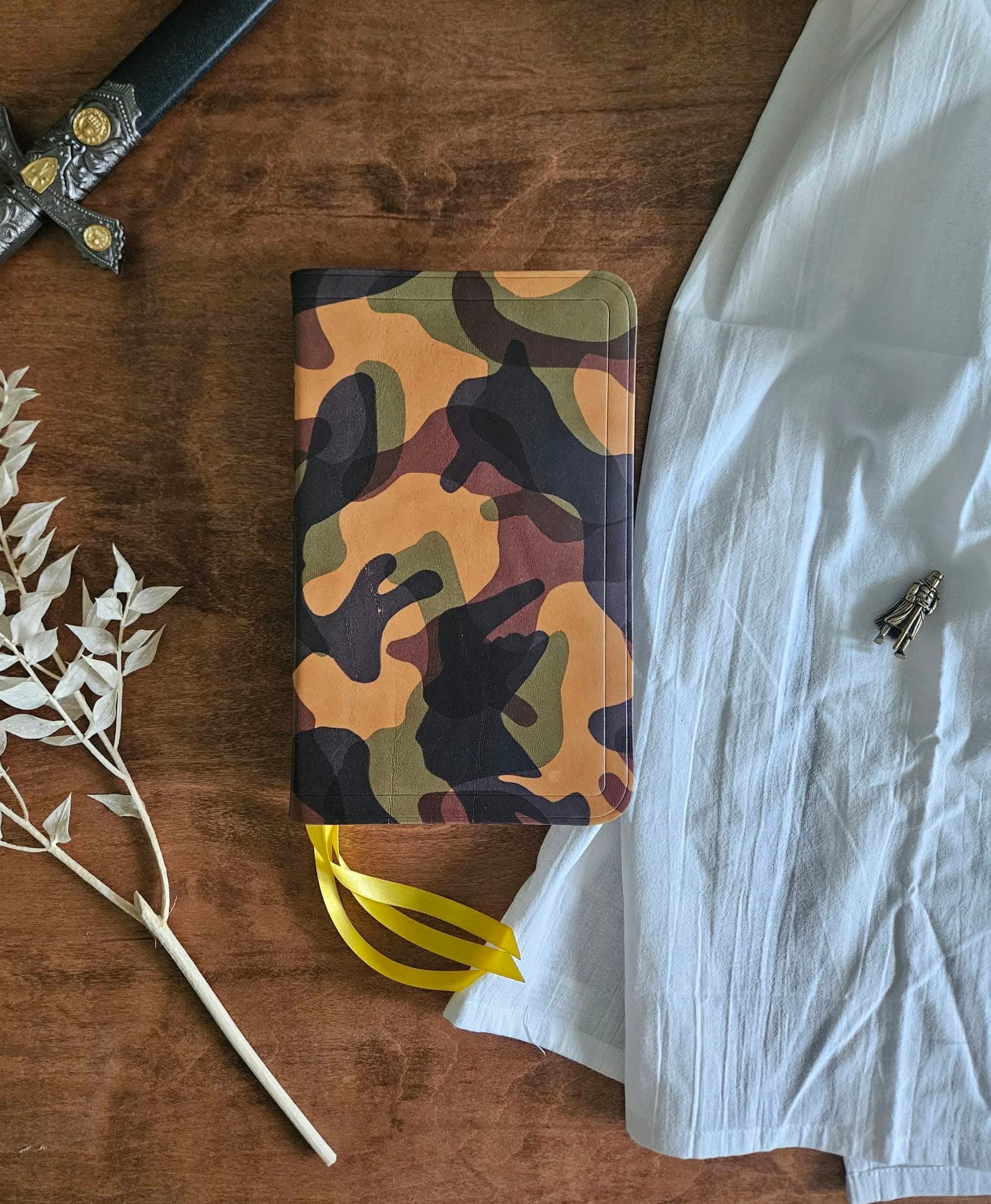 KJV, Personal Size Reference Bible Rebind, Sovereign Collection - Camouflage view 10