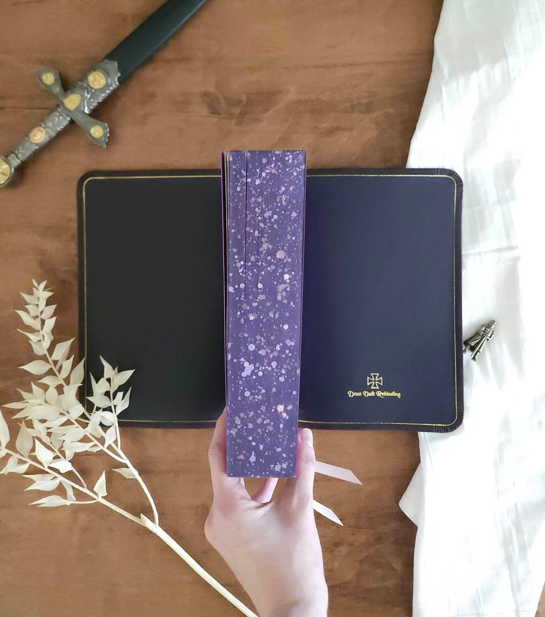 The Chronicles of Narnia Deluxe Edition: 7 Books - Violet view 4